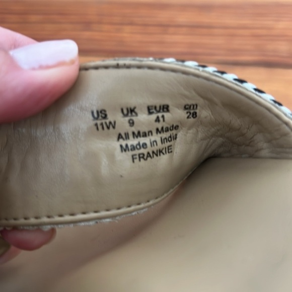 Naturalizer Frankie Black and Cream Woven Thong Sandals w/Gold Embellishment - Picture 8 of 9